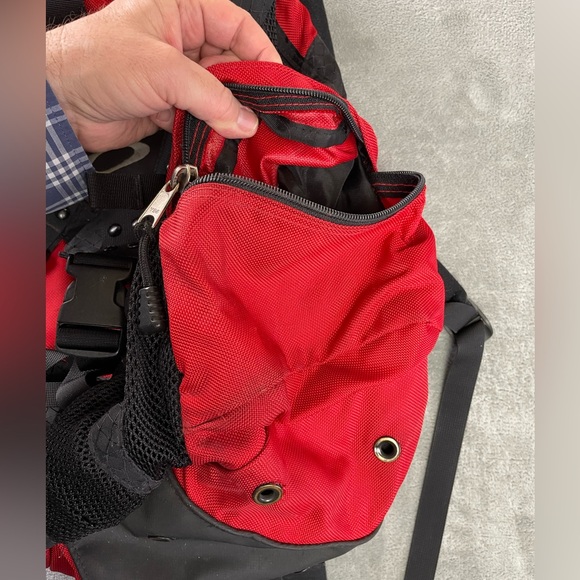 Vintage Oakley Icon Backpack Red Black Bag Nylon •One Side Pocket Zipper Issue• - Picture 11 of 16